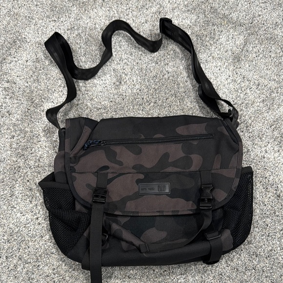 Men's Gap Black Camouflage Messenger Bag newer used but no tag. - Picture 1 of 6
